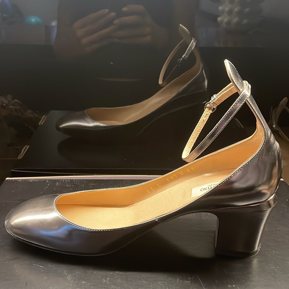 Ladies Valentino pewter block heel Mary-janes. - Picture 6 of 8